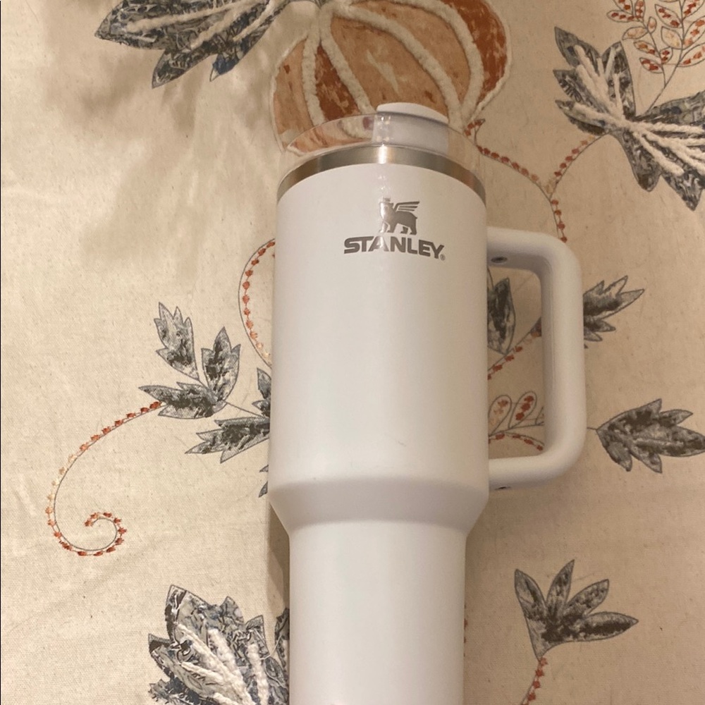 Stanley 40oz white some miner flaws, no straw